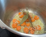 Foto del paso 4 de la receta: Manitas de cerdo con alubias