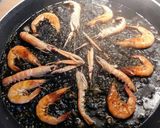 Foto del paso 4 de la receta: Arroz negro con chipirones, cigalas y langostinos