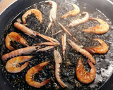 Foto del paso 4 de la receta: Arroz negro con chipirones, cigalas y langostinos