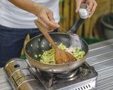 รูปขั้นตอนการทำที่ 15 ของ ข้าวผัดแกงเขียวหวาน ไก่ อาหารไทย เมนูผัด วิธีทำง่ายๆ