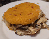 Foto del paso 8 de la receta: Arepa🍄rellena🥯de champiñones🥙salteados🧀y queso🧆