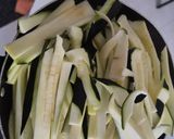 Foto del paso 2 de la receta: Calabacines en salsa cremosa🥛de pimentón🌶️🧀🍎