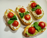 Foto del paso 5 de la receta: Tostas con queso cottage, tomatitos cherry, guacamole y más