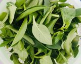 Hình bước làm 1 của món Bánh tráng cuốn rau rừng mắm nêm