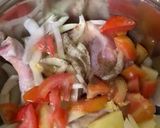 صورة لخطوة 3 من وصفة صينية فخاد وصدورة مع بصل وبطاطا وبندورة