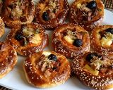 صورة لخطوة 4 من وصفة مني بيتزا 🍕 عصرية