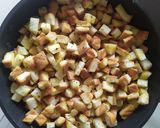 Hình bước làm 2 của món Croutons (bánh mì giòn ăn với salad hoặc súp)