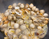 Foto del paso 3 de la receta: Berberechos a la sartén 😍