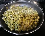 Foto del paso 1 de la receta Tortilla de borrachets con polvo de flores. Pon flores en tu boca