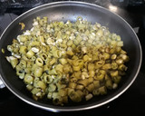 Foto del paso 1 de la receta: Tortilla de borrachets con polvo de flores. Pon flores en tu boca