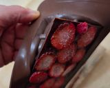 Foto del paso 5 de la receta: Chocolatín helado con frutillas 🍓 veggie y keto 🥥 3 ingredientes plant based 🌱