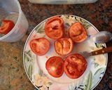 Foto del paso 1 de la receta: Tomates rellenos de porotos y ensalada de pollo lechuga y durazno