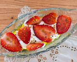 Foto del paso 5 de la receta: Copa de frutillas diferente 🍓fresas, chía, yogur de búfala, AOVE, sal en escamas y polen de abejas 🐝