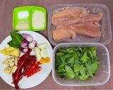 Foto langkah ke 1 dari resep Ayam suwir daun kemangi.