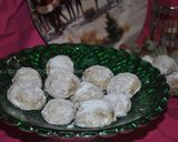 A picture of step 11 of Walnuts Snowballs.