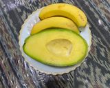 Foto langkah ke 1 dari resep Smoothie Alpukat Pisang Gurih Tanpa Susu.