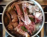 Foto del passaggio 1 della ricetta Carne di suino nero dei Nebrodi al sugo 🌷