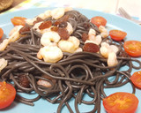 Foto del paso 3 de la receta: Espaguetis negros con gamas y tomate
