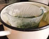 Hình bước làm 2 của món 🌱 Nước Cốt Lá Dứa Nguyên Chất Màu Đẹp & Không Bị Đắng
