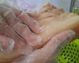 Hình bước làm 2 của món Thịt ba chỉ chiên da giòn