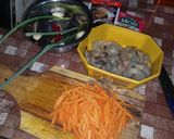 Foto langkah ke 1 dari resep Udang Wortel saus tiram.