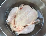 A picture of step 1 of Boiled whole chicken 茹で鶏.