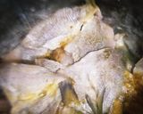Foto del paso 3 de la receta: Comida casera: filete de pescado frito, arroz blanco y potaje de frijoles negros con ensalada