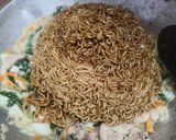 Foto langkah ke 7 dari resep Mie Goreng Kulit Ayam.