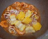 Foto langkah ke 5 dari resep Seafood Tumpah Pedas Manis.