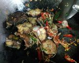 รูปขั้นตอนการทำที่ 3 ของ ปลาดุกทอดผัดสมุนไพรใบยี่หร่า