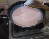 A picture of step 4 of Strawberry custard shake.