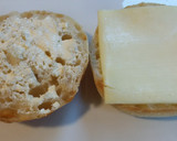 Foto del paso 3 de la receta: Sándwich con queso/jamón y corazón de huevo jugoso