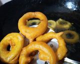 A picture of step 5 of Onion Ring Pakora.