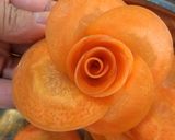 Hình bước làm 2 của món 💐Cách làm hoa hồng từ củ cà rốt
