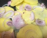 Foto del paso 3 de la receta: Emperador sobre lecho de patatas, cebolla y manzana con cúrcuma