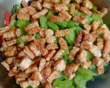 Foto langkah ke 4 dari resep Tumis Tauco Pare Tempe.
