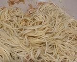 Foto langkah ke 6 dari resep Spaghetti Aglio e Olio Tuna dengan Daun Ketumbar.