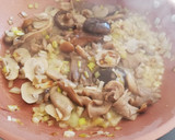 Foto del paso 2 de la receta: Risotto de setas y gambitas
