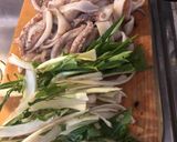 Foto del passaggio 1 della ricetta Spaghetti totani cicoria cimata e pesto di prezzemolo