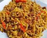 Foto langkah ke 5 dari resep Mie goreng praktis rumahan.