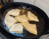 कच्चे केले के चटपटे समोसे (kacche kele ke jhatpat samose recipe in Hindi) रेसिपी चरण 8 फोटो