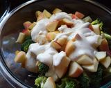 Foto del paso 7 de la receta: Ensalada con uvas, manzanas, brócoli y queso amarillo