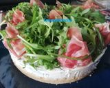 Foto del passaggio 2 della ricetta Cheese cake salata con prosciutto crudo e rucola