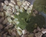 Foto del paso 5 de la receta: Pollo en salsa verde, arroz rojo, cebolla curtida, pico de gallo y guacamole 🥑 (a mi manera)