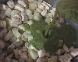 Foto del paso 5 de la receta: Pollo en salsa verde, arroz rojo, cebolla curtida, pico de gallo y guacamole 🥑 (a mi manera)