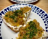 Foto del paso 4 de la receta: Tosta de cebolla caramelizada con anchoas