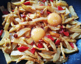 Foto del paso 3 de la receta: Revuelto de papas con chorizo y piquillos