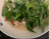 รูปขั้นตอนการทำที่ 5 ของ อกไก่สับผัดผักไผ่ 🌱