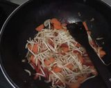 Foto langkah ke 2 dari resep Tumis oseng-oseng wortel tauge.
