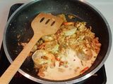 พาสต้าดำแกงเขียวหวานกุ้งห่อไข่